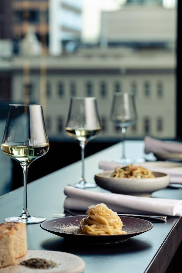 Next Hotel Melbourne, Curio Collection By Hilton Exterior foto Wine glasses